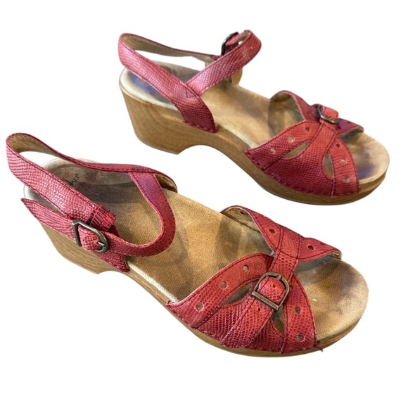 Dansko Sissy Gecko Burnished Red Platform Wedge Buckle Detail Sandal Size 37 - Picture 2 of 13